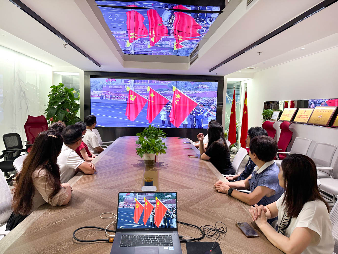 米兰(中国)装饰党支部组织党员观看九三阅兵仪式